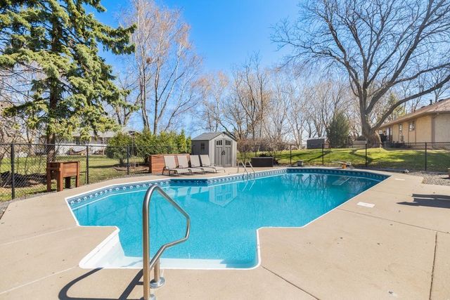 404 Cimarron Circle, Chanhassen, MN 55317