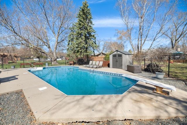 404 Cimarron Circle, Chanhassen, MN 55317