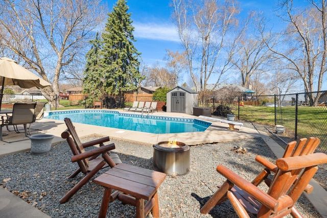 404 Cimarron Circle, Chanhassen, MN 55317