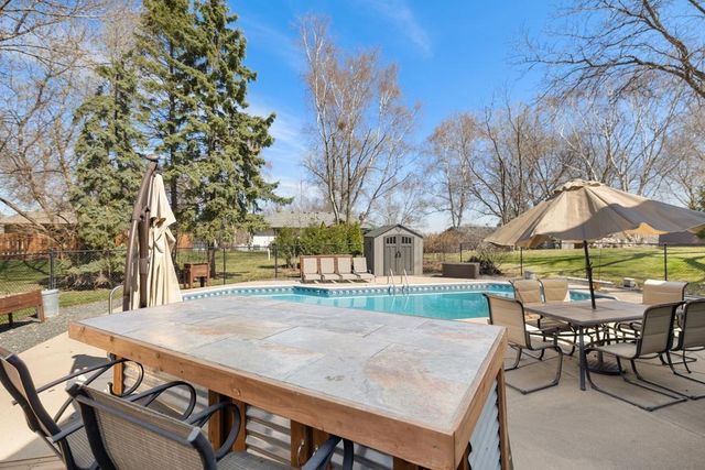 404 Cimarron Circle, Chanhassen, MN 55317