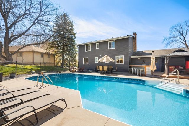 404 Cimarron Circle, Chanhassen, MN 55317