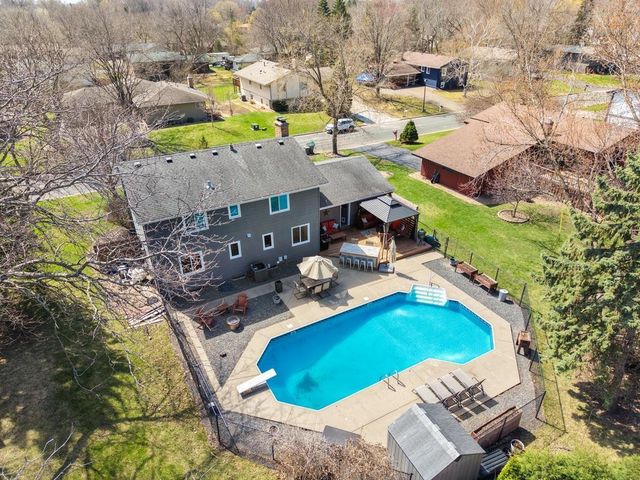 404 Cimarron Circle, Chanhassen, MN 55317