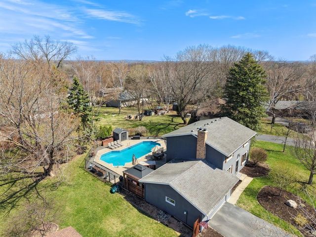 404 Cimarron Circle, Chanhassen, MN 55317