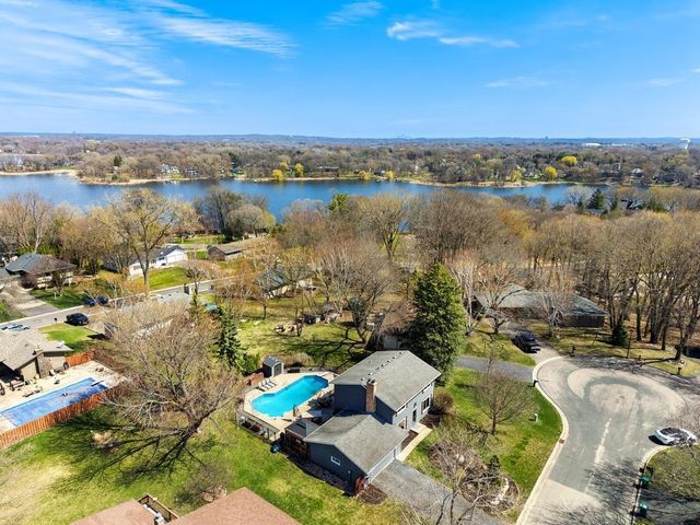 404 Cimarron Circle, Chanhassen, MN 55317