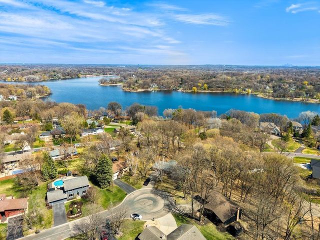 404 Cimarron Circle, Chanhassen, MN 55317