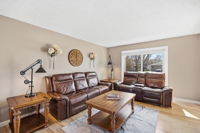 404 Cimarron Circle, Chanhassen, MN 55317