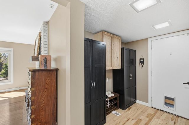 404 Cimarron Circle, Chanhassen, MN 55317