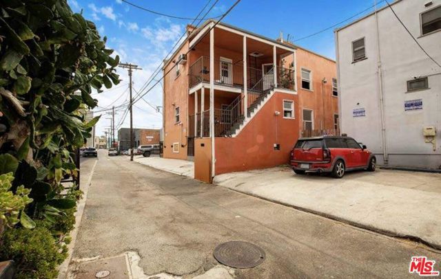 1304 Pacific Avenue, Los Angeles, CA 90291