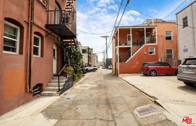 1304 Pacific Avenue, Los Angeles, CA 90291