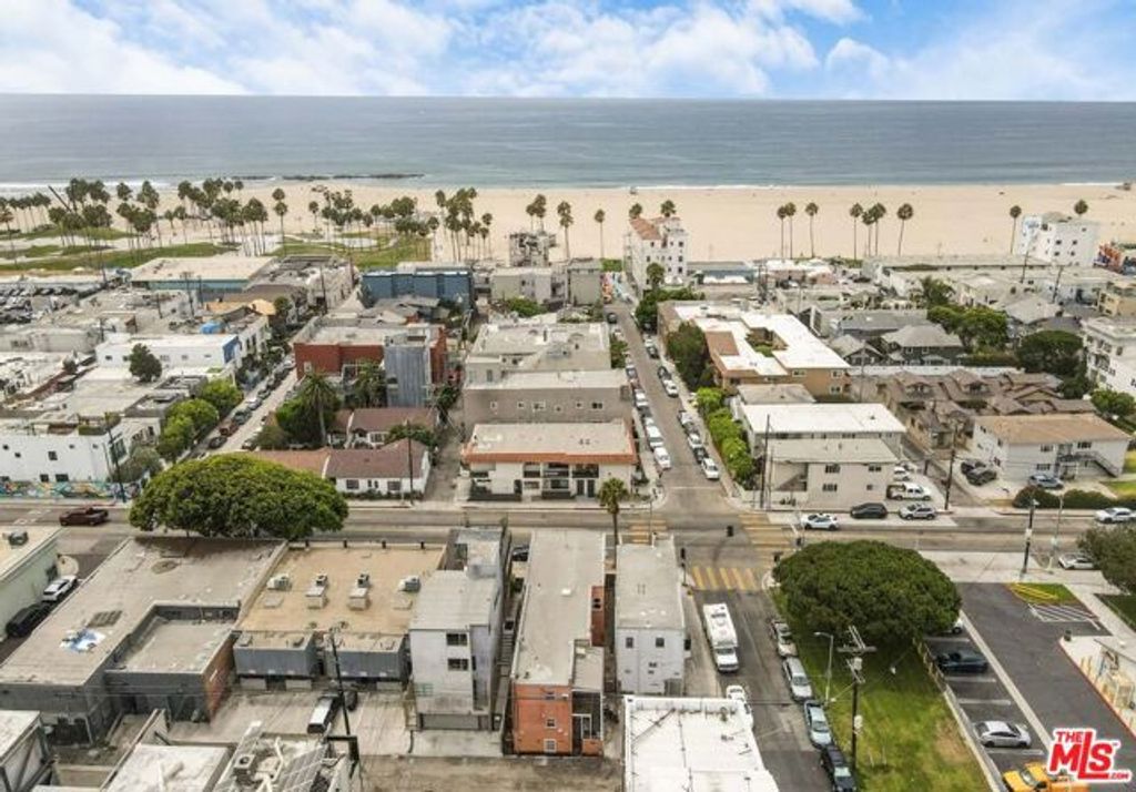 1304 Pacific Avenue, Los Angeles, CA 90291