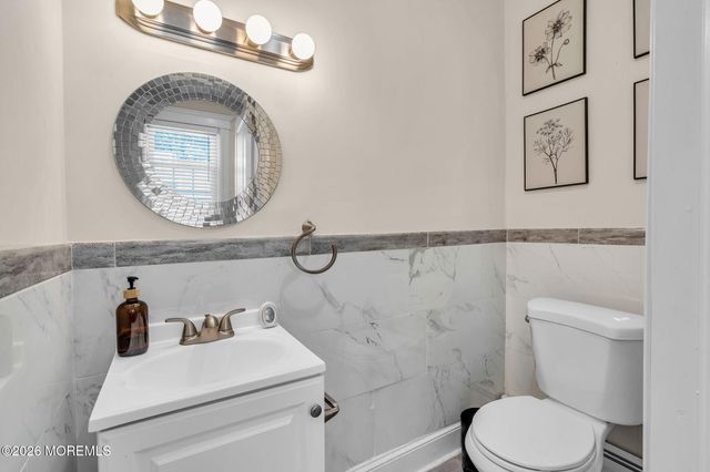 27 Oakwood Place, Keansburg, NJ 07734