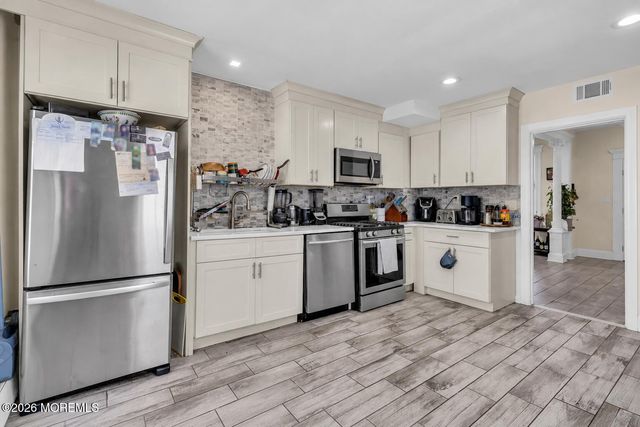 27 Oakwood Place, Keansburg, NJ 07734