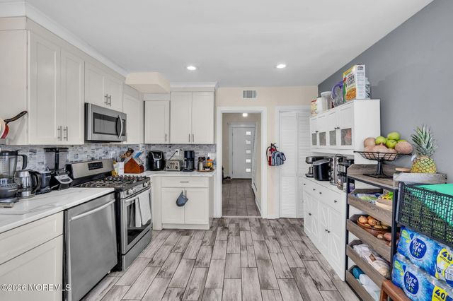 27 Oakwood Place, Keansburg, NJ 07734