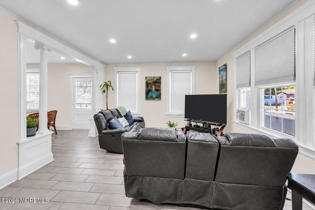 27 Oakwood Place, Keansburg, NJ 07734