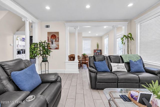 27 Oakwood Place, Keansburg, NJ 07734