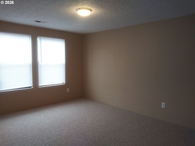 6822 Se WOODSTOCK Blvd, Portland, OR 97206