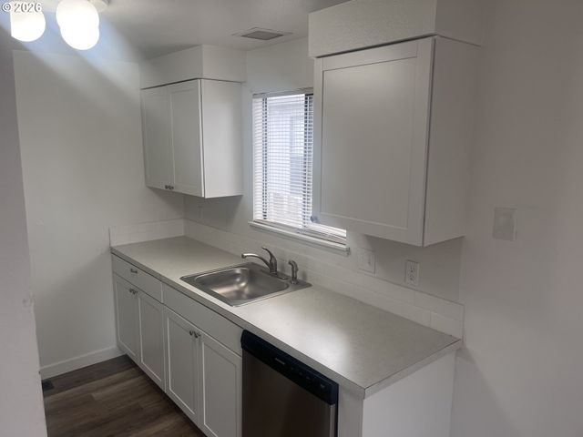 6822 Se WOODSTOCK Blvd, Portland, OR 97206