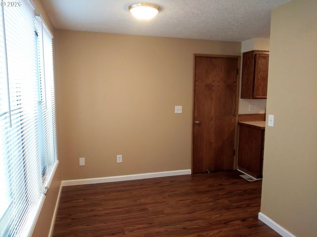 6822 Se WOODSTOCK Blvd, Portland, OR 97206