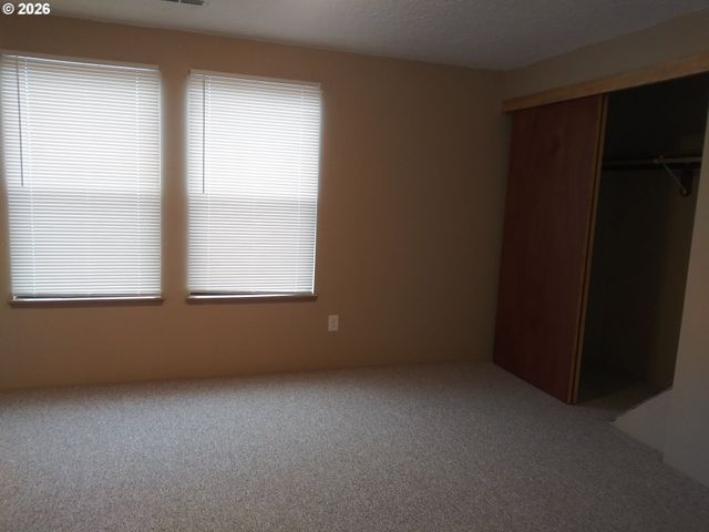 6822 Se WOODSTOCK Blvd, Portland, OR 97206