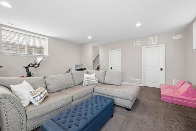14 N Dryden Place, Arlington Heights, IL 60004
