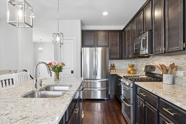 14 N Dryden Place, Arlington Heights, IL 60004
