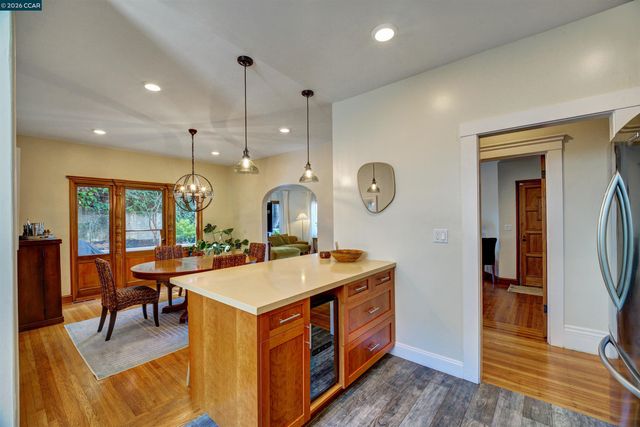 2038 Lakeshore Ave, Oakland, CA 94606
