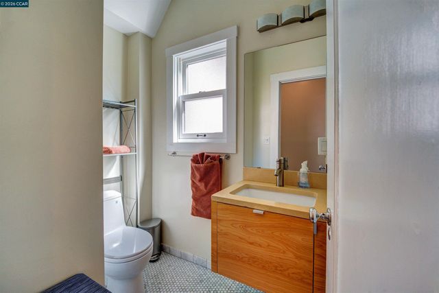 2038 Lakeshore Ave, Oakland, CA 94606