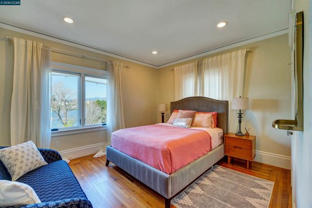2038 Lakeshore Ave, Oakland, CA 94606