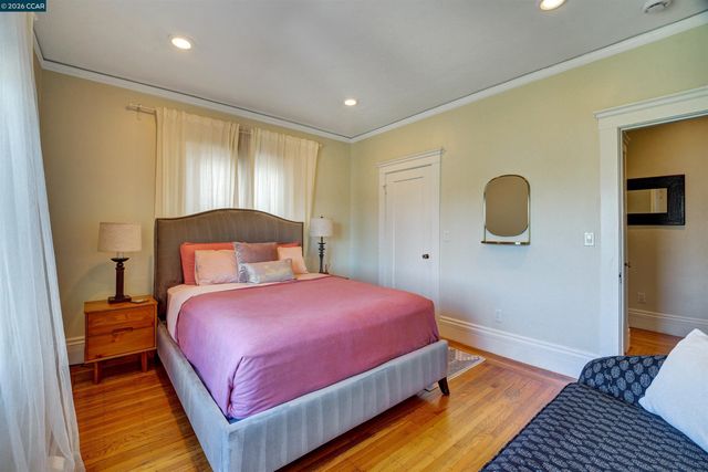 2038 Lakeshore Ave, Oakland, CA 94606