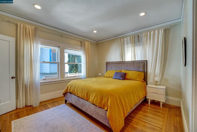 2038 Lakeshore Ave, Oakland, CA 94606