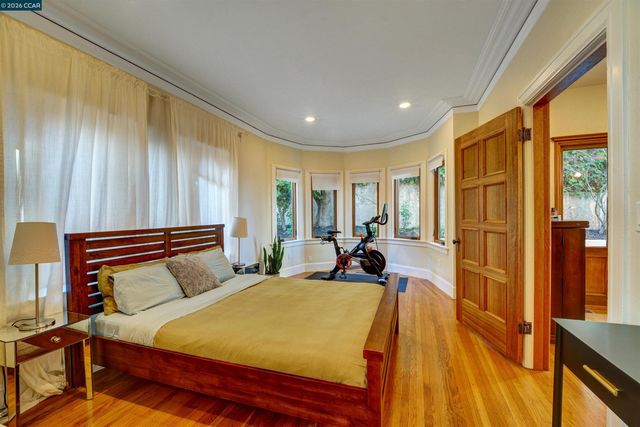 2038 Lakeshore Ave, Oakland, CA 94606