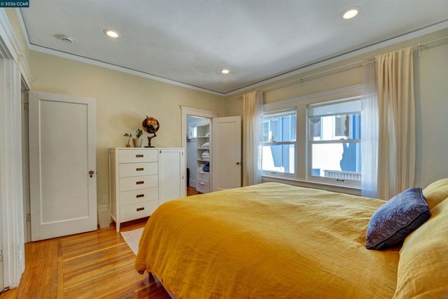2038 Lakeshore Ave, Oakland, CA 94606