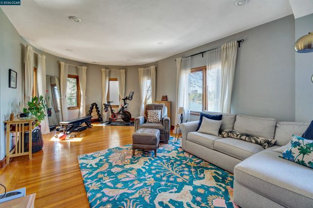 2038 Lakeshore Ave, Oakland, CA 94606