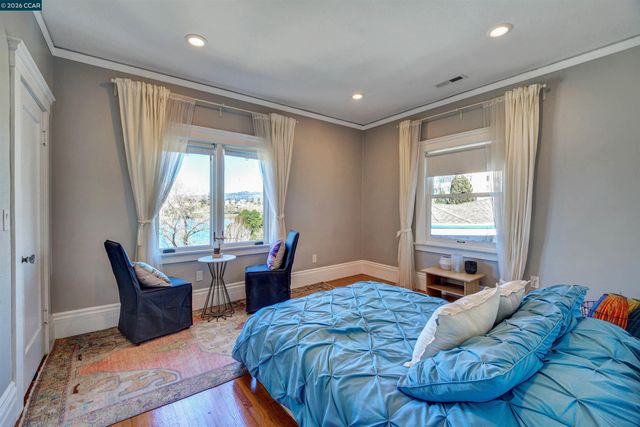2038 Lakeshore Ave, Oakland, CA 94606