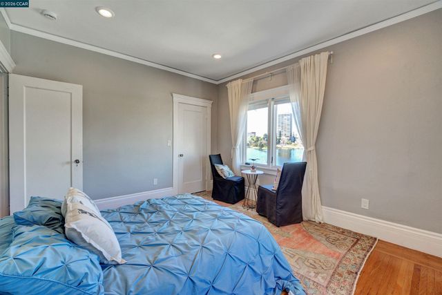 2038 Lakeshore Ave, Oakland, CA 94606