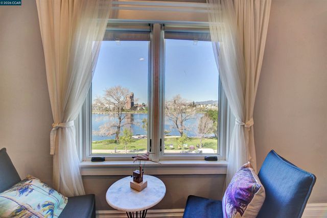 2038 Lakeshore Ave, Oakland, CA 94606