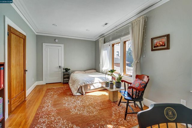 2038 Lakeshore Ave, Oakland, CA 94606