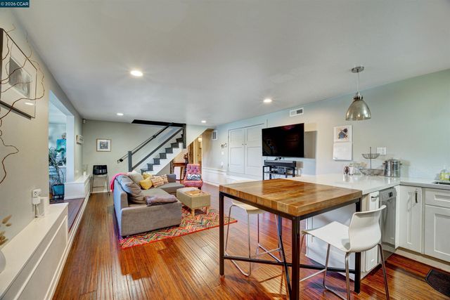 2038 Lakeshore Ave, Oakland, CA 94606