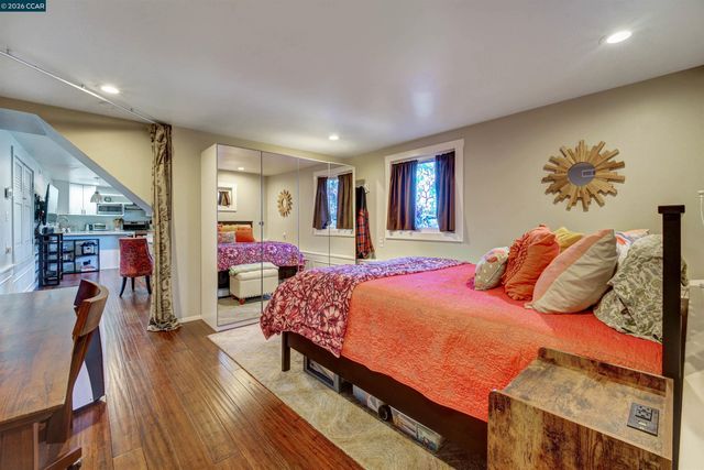 2038 Lakeshore Ave, Oakland, CA 94606
