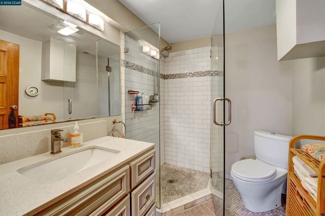 2038 Lakeshore Ave, Oakland, CA 94606