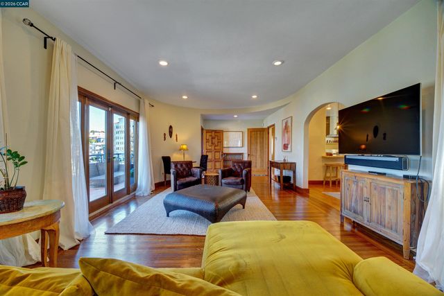 2038 Lakeshore Ave, Oakland, CA 94606