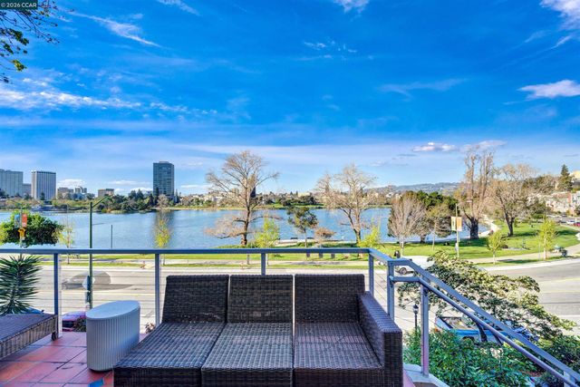 2038 Lakeshore Ave, Oakland, CA 94606
