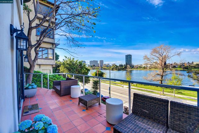 2038 Lakeshore Ave, Oakland, CA 94606