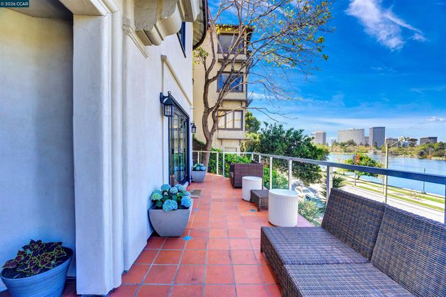 2038 Lakeshore Ave, Oakland, CA 94606