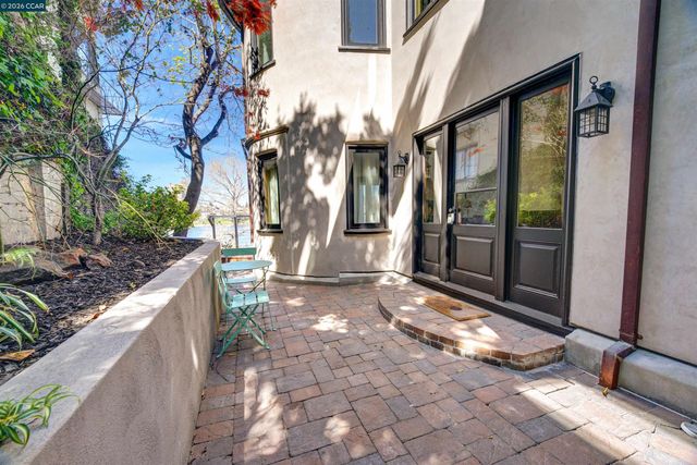 2038 Lakeshore Ave, Oakland, CA 94606