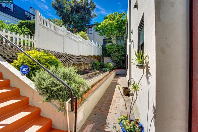 2038 Lakeshore Ave, Oakland, CA 94606