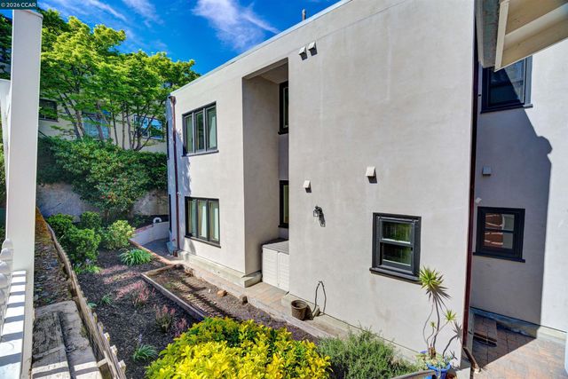 2038 Lakeshore Ave, Oakland, CA 94606