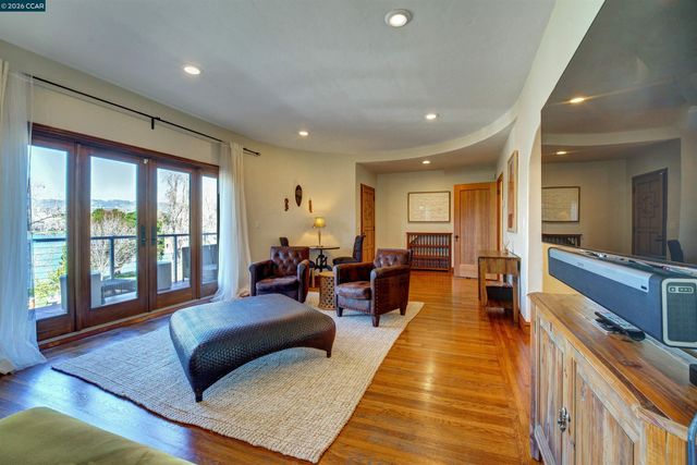 2038 Lakeshore Ave, Oakland, CA 94606