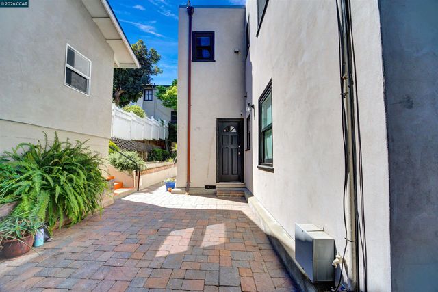 2038 Lakeshore Ave, Oakland, CA 94606