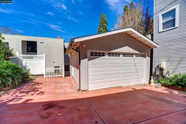 2038 Lakeshore Ave, Oakland, CA 94606